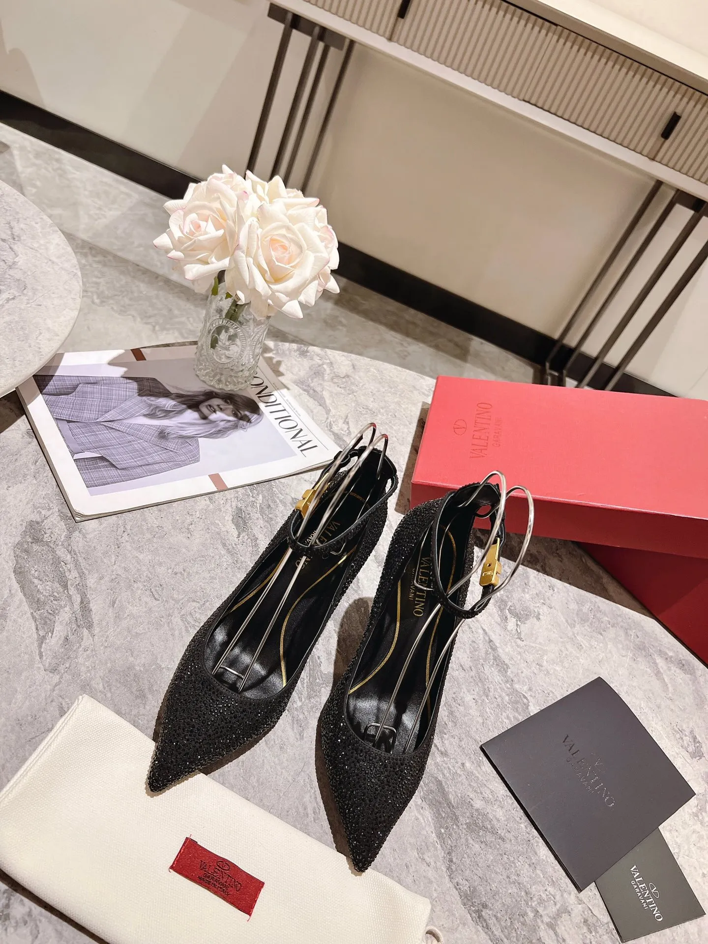 👟👟Ex-factory price 500👟👟 Genuine leather sole +40 Top version 𝑉𝐴𝐿𝐸𝑁𝑇𝐼𝑁𝑂 Valentino new spring and summer women's 6⃣️color "Czech Diamond💎" full diamond shoes The unique [V’s handcrafted diamond production] brings out a full sense of high-end, and the new season will live up to expectations! Worth buying★Absolutely high-grade❥Original method, Absolutely sensual❥Elegant style, creating a different feeling, simple and elegant style!  Code number: 35-41 (34-42 customized, non-returnable) Lining: Sheepskin lining Heel height: 10cm Leather outsole Rubber outsole